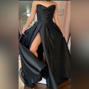 Absolutely gorgeous black satin gown with a beautiful train size 16 NO OFFERS❌
